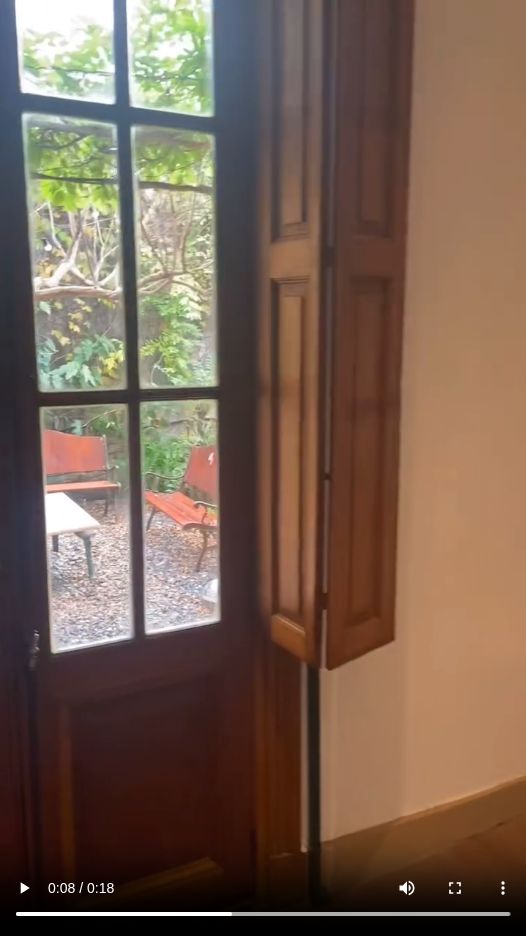 Abertura de madera de Casa Escondida con vista al jardín